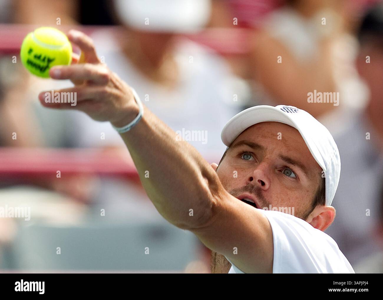 13 agosto 2011 - Montreal, QE, CAN - Mardy Fish degli Stati Uniti serve durante la partita finale del torneo di tennis Rogers Cup contro Novak Djokovic della Serbia domenica 14 agosto 2011, a Montreal, Canada. (Immagine di credito: © John Kenney/Postmedia News/MCT/ZUMAPRESS.com) Foto Stock