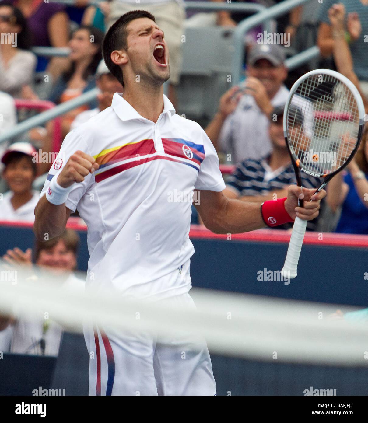 13 agosto 2011 - Montreal, QE, CAN - Novak Djokovic della Serbia celebra dopo aver vinto la partita finale del torneo di tennis Rogers Cup contro Mardy Fish degli Stati Uniti domenica 14 agosto 2011, a Montreal, Canada. (Immagine di credito: © John Kenney/Postmedia News/MCT/ZUMAPRESS.com) Foto Stock