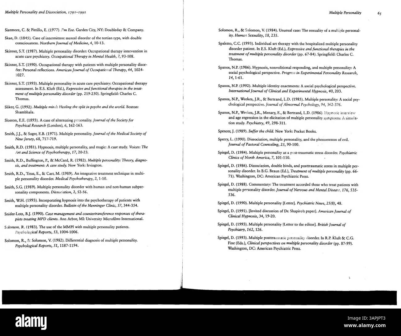 Questa bibliografia completa include una vasta gamma di riferimenti accademici e clinici su molteplici personalità e disturbi dissociativi, aggiornati fino al 1993 con correzioni alle edizioni precedenti. Categorizza i materiali in argomenti come la depersonalizzazione e gli aspetti medico-legali. Foto Stock