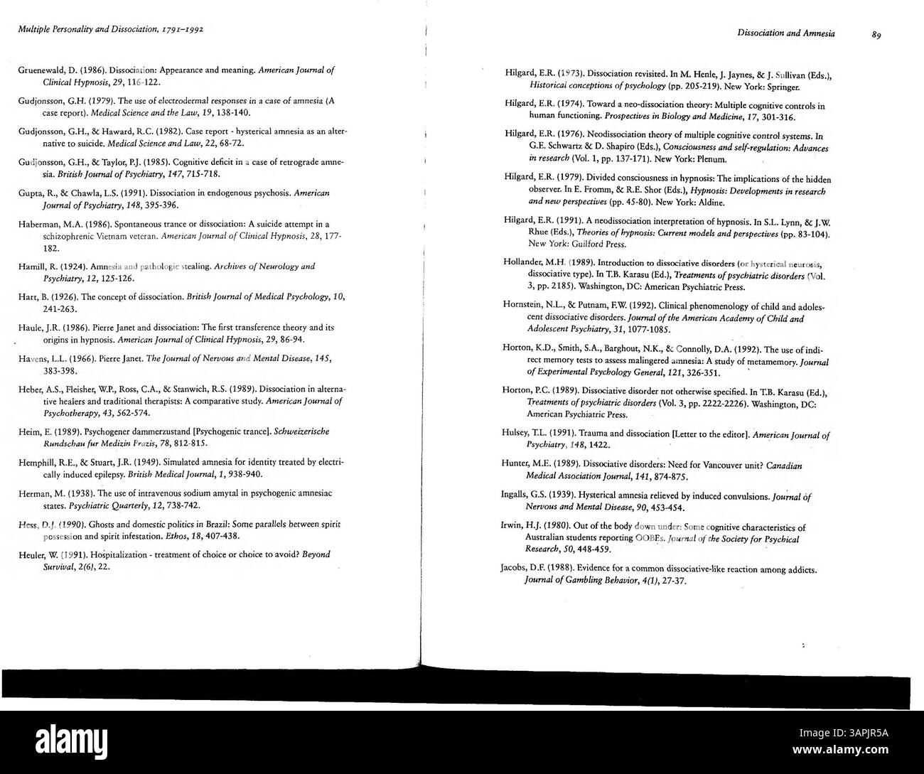 Una bibliografia dettagliata che fornisce un'ampia raccolta di ricerche su molteplici disturbi della personalità e della dissociazione, con aggiornamenti dalla prima edizione al 30 novembre 1993. Gli argomenti includono la depersonalizzazione, la dissociazione e gli aspetti medico-legali della salute mentale. Foto Stock