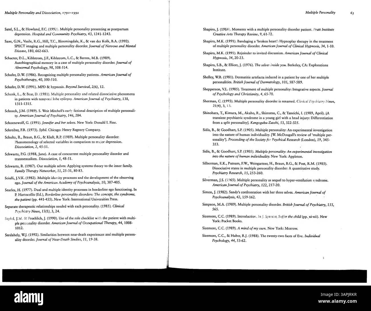 Questa bibliografia compila ricerche sulla dissociazione e sui disturbi correlati, tra cui la frammentazione della personalità, l'amnesia e la depersonalizzazione, con aggiornamenti e correzioni fino al 1993. Serve come risorsa accademica per comprendere la salute mentale e gli aspetti giuridici degli stati dissociativi. Foto Stock