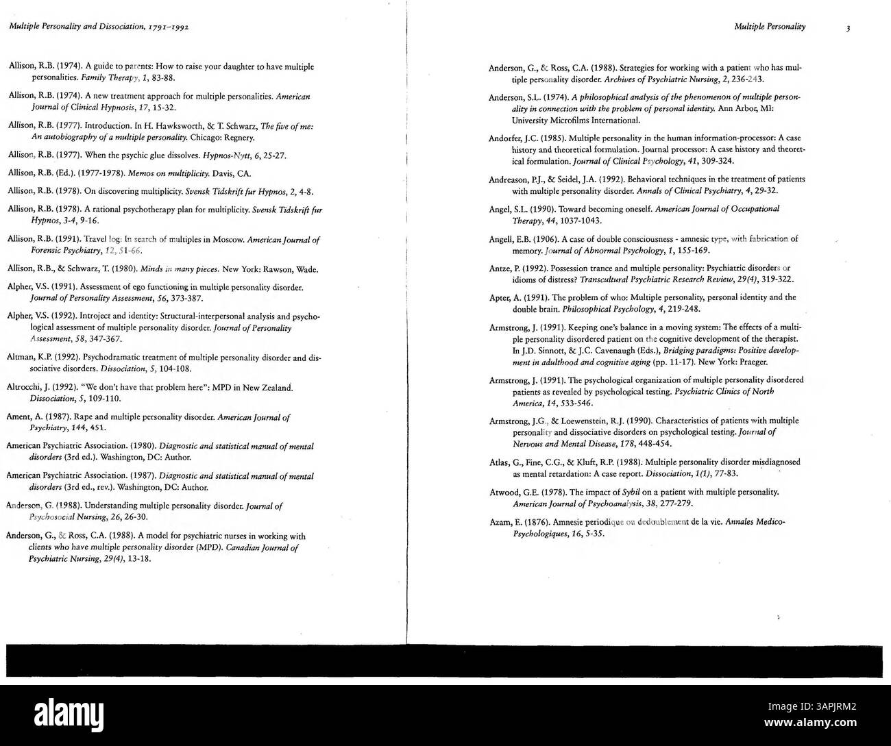 La "personalità multipla e dissociazione, 1791-1992: Una bibliografia completa" copre sviluppi significativi nel campo dei disturbi dissociativi, tra cui personalità multiple, amnesia, stati di fuga e depersonalizzazione, con la prima edizione e gli aggiornamenti incorporati fino al 30 novembre 1993. Foto Stock