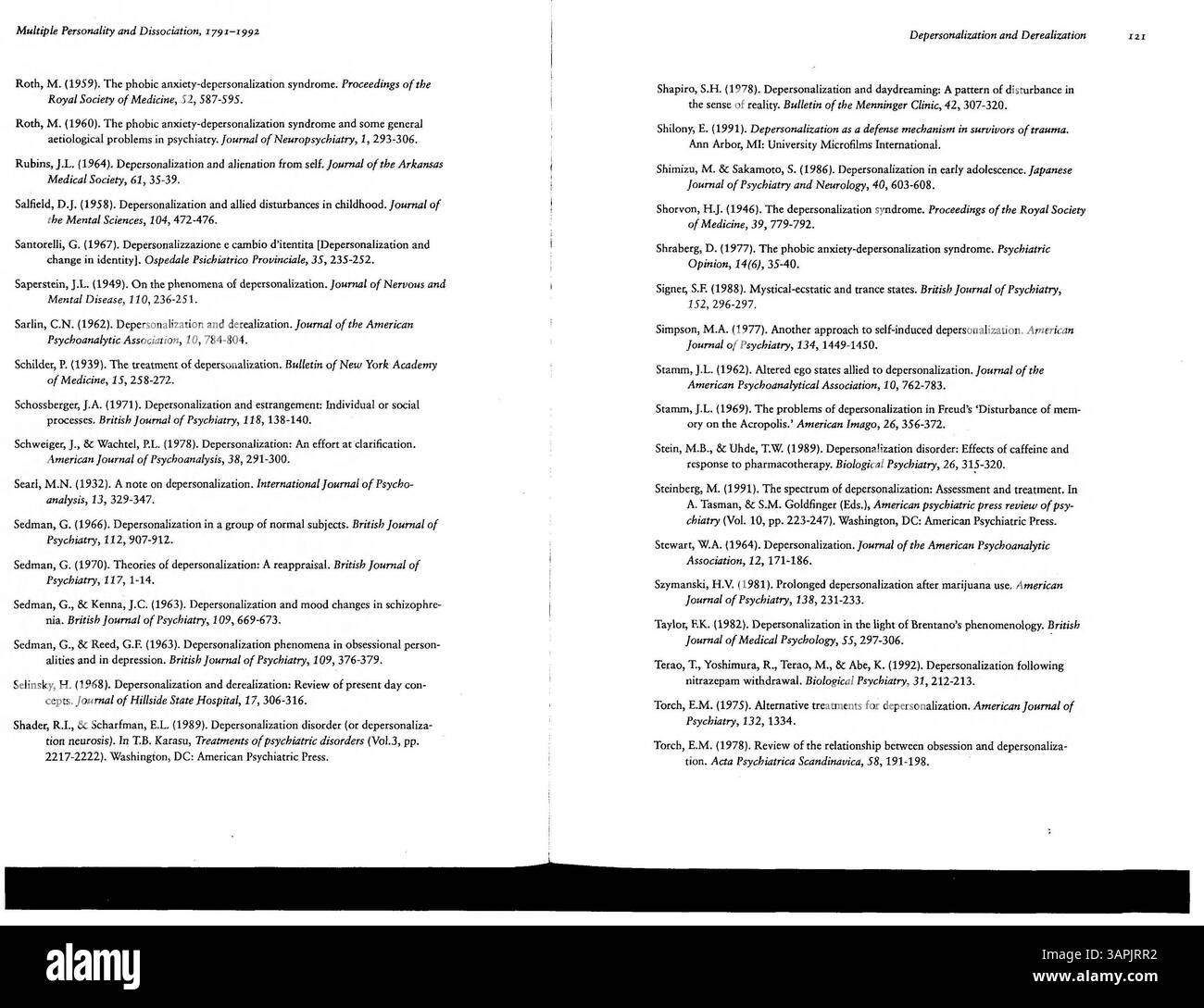 Questa bibliografia completa, aggiornata al 1992, include ricerche su personalità multiple e dissociazione, fornendo risorse essenziali per i professionisti della salute mentale. Gli argomenti trattati includono la depersonalizzazione, gli stati di fuga e le implicazioni medico-legali dei disturbi dissociativi. Serve come riferimento importante per gli studi psicologici e clinici. Foto Stock