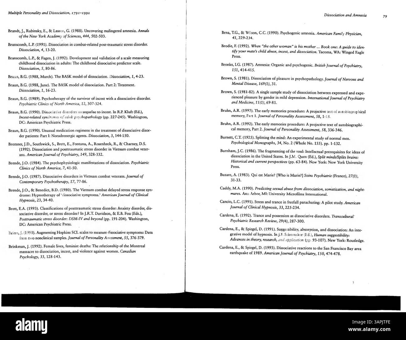 La bibliografia compila un elenco completo di opere sulla personalità multipla e la dissociazione, che coprono le ultime ricerche fino a novembre 1993. Include correzioni, casi di studio e uno sguardo approfondito sugli aspetti medici, psicologici e legali dei disturbi dissociativi. Foto Stock