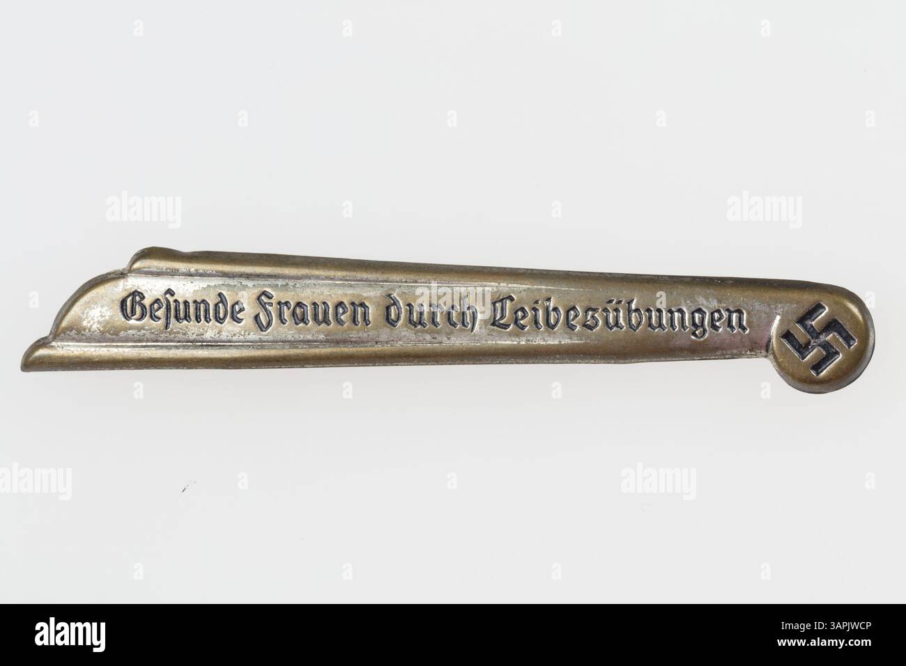 Un distintivo dell'era della seconda guerra mondiale dalla Germania nazista, raccolto da Winfred 'Wimpy' Kenner, che promuove l'esercizio fisico delle donne con l'iscrizione 'Gesunde Frauen durch Leibesübungen'. Foto Stock