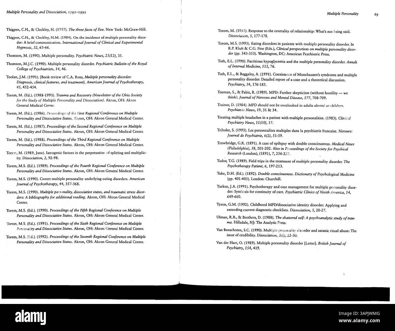 Questa bibliografia si estende dal 1791 al 1992 e include aggiornamenti, correzioni degli errori e nuovi risultati di ricerca relativi al disturbo dissociativo dell'identità, stati di fuga e altri fenomeni dissociativi. È organizzato in aree specifiche come le prospettive legali e mediche. Foto Stock