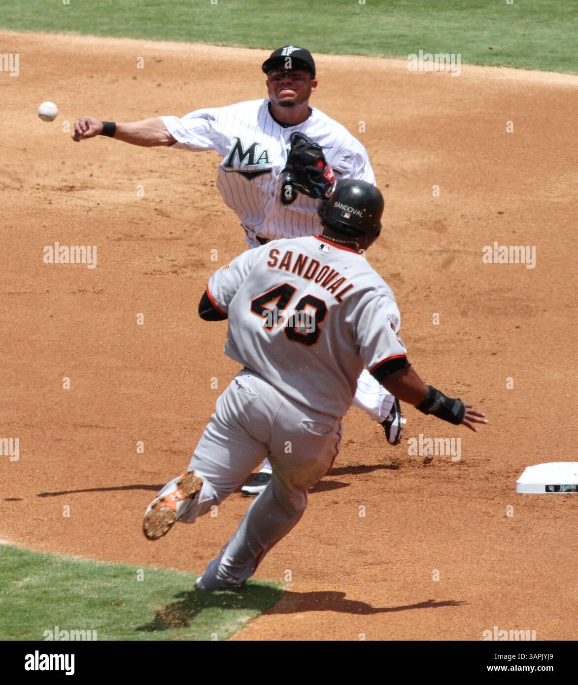 14 agosto 2011 - Miami Gardens, Florida, USA - la seconda base dei Florida Marlins Alfredo Amezaga spara la palla contro Pablo Sandoval dei San Francisco Giants per completare una doppia partita a Miami Gardens, Florida, domenica 14 agosto 2011. I Giants sconfissero i Marlins, 5-2. (Immagine di credito: © Robert Mayer/Sun Sentinel/MCT/ZUMAPRESS.com) Foto Stock