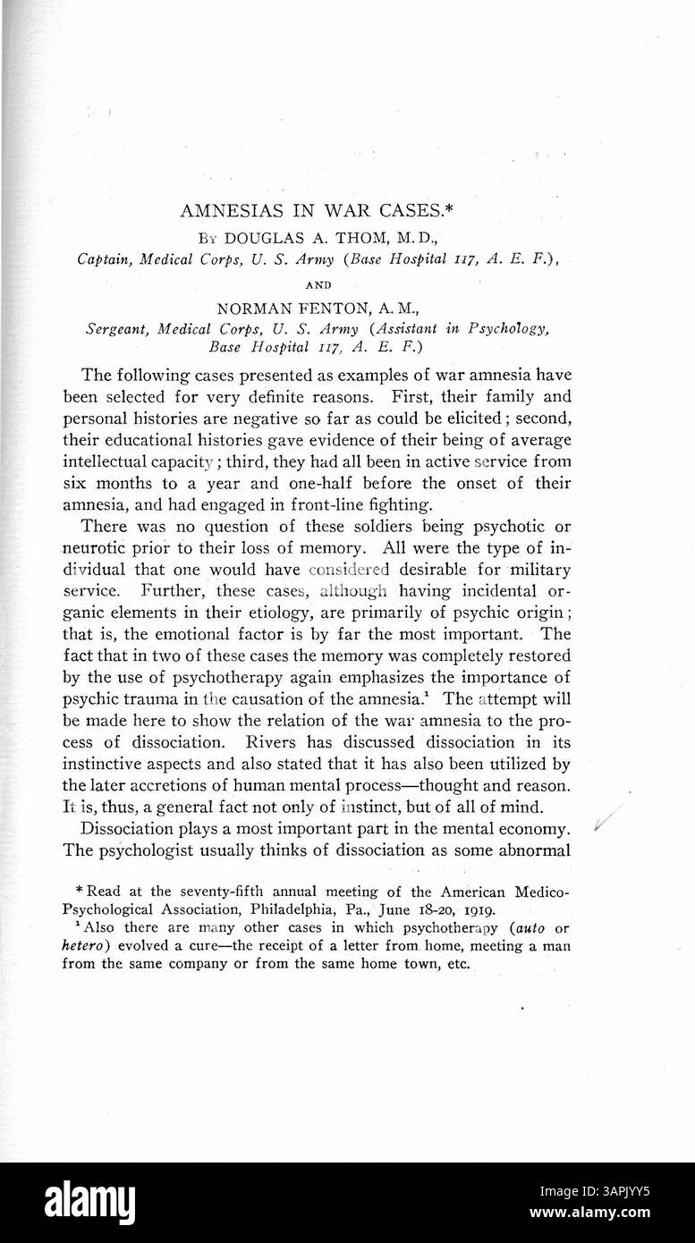 Lo studio esamina la dissociazione come risposta psicologica, proteggendo potenzialmente gli individui dalla psicosi in situazioni di guerra traumatica. Vengono presentati tre casi di amnesia psicogena nei soldati, tutti precedentemente sani. L'amnesia si è verificata dopo aver assistito a morte e lesioni gravi. Il lavoro sottolinea il ruolo della dissociazione nella prevenzione dei guasti emotivi. Foto Stock