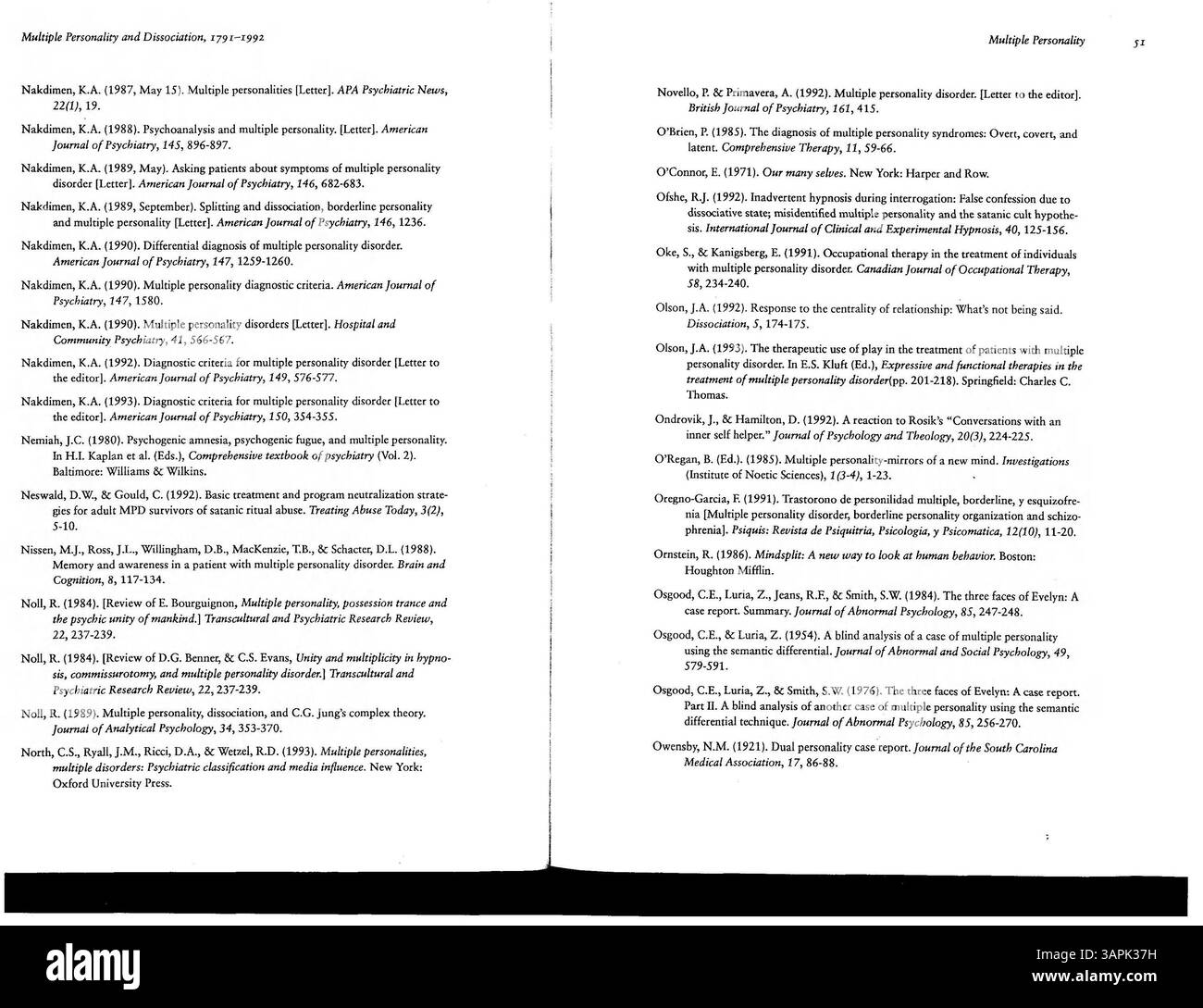 Questa bibliografia compila ricerche su molteplici personalità e disordini dissociativi, offrendo aggiornamenti fino al 1993. Comprende argomenti sulla dissociazione, la depersonalizzazione e gli stati di fuga, nonché aspetti medico-legali della salute mentale. Foto Stock