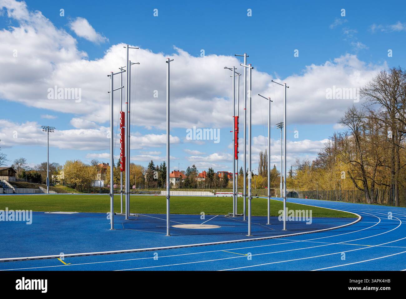 Un'arena vuota per allenarsi con il disco e il martello in uno stadio cittadino. Nessuna rete di sicurezza. Stadio di atletica leggera. Foto di alta qualità Foto Stock