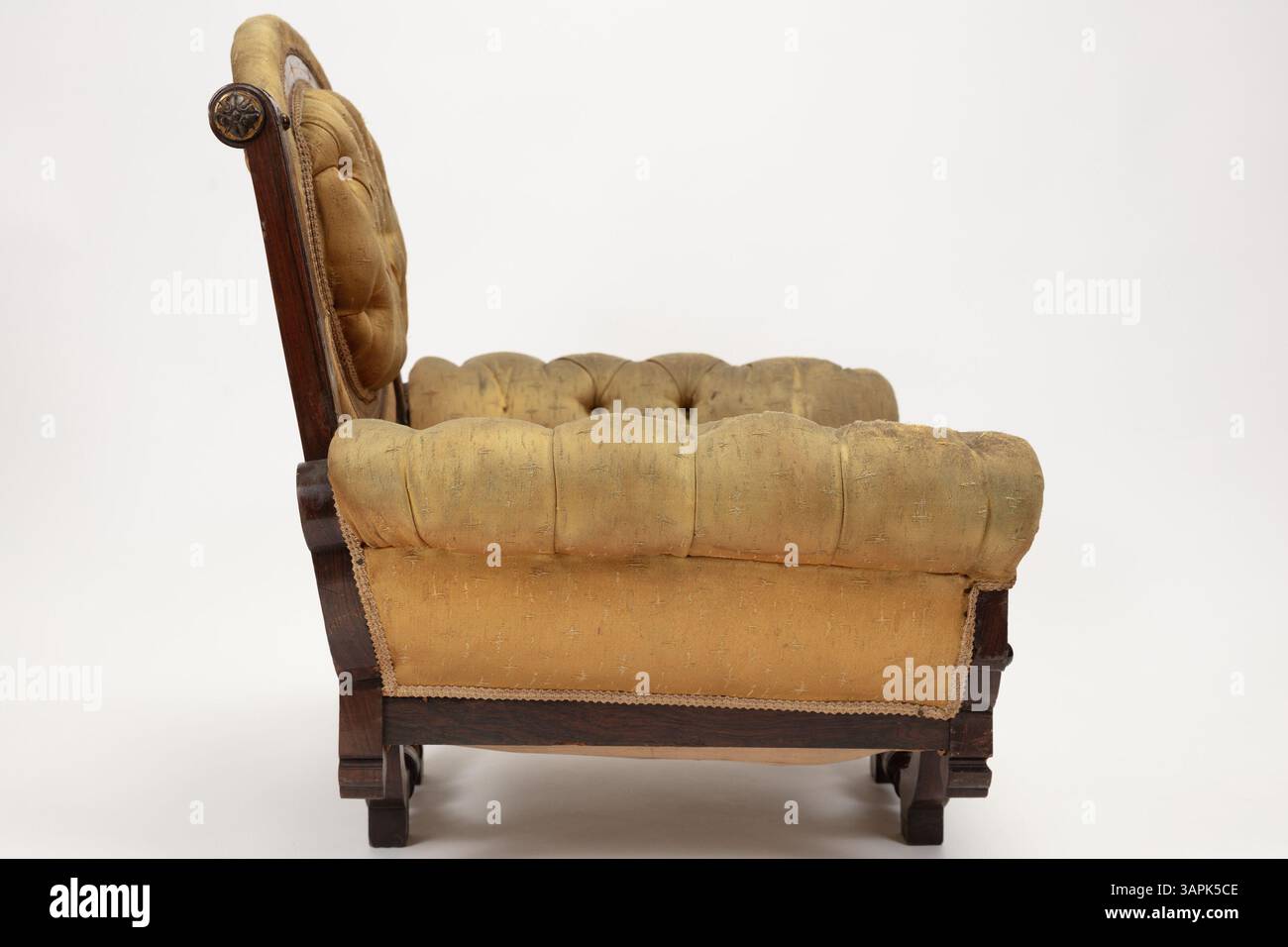 Questa poltrona rivestita in oro in stile vittoriano, utilizzata come supporto dalla Dance Troupe di Katherine Dunham, è decorata con intarsi floreali e linee dorate intagliate. La base della sedia include esclusivi piedini appuntiti e pezzi di legno estesi per una maggiore stabilità. Foto Stock