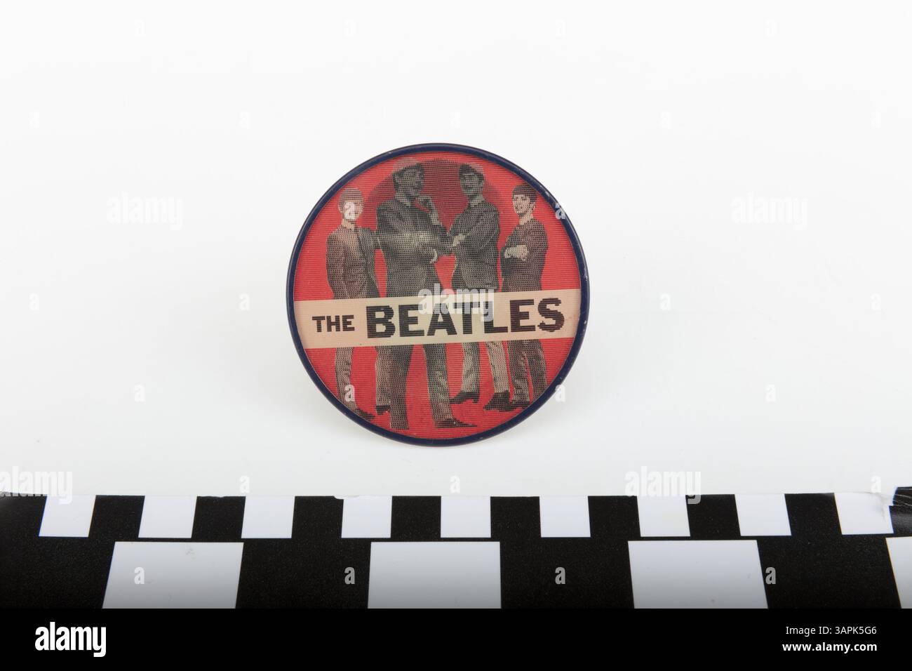 Il Ringo Starr Button fu indossato dai Welders, una delle prime band punk di St. Louis, attivi dal 1975 al 1981. Questa band interamente femminile comprendeva sette membri nel corso del tempo, come Stephanie von Drasek (voce), Jane Fujimoto (batteria), Kelly 'Rusty' Draper (chitarra) e Julie Benz (chitarra). Foto Stock