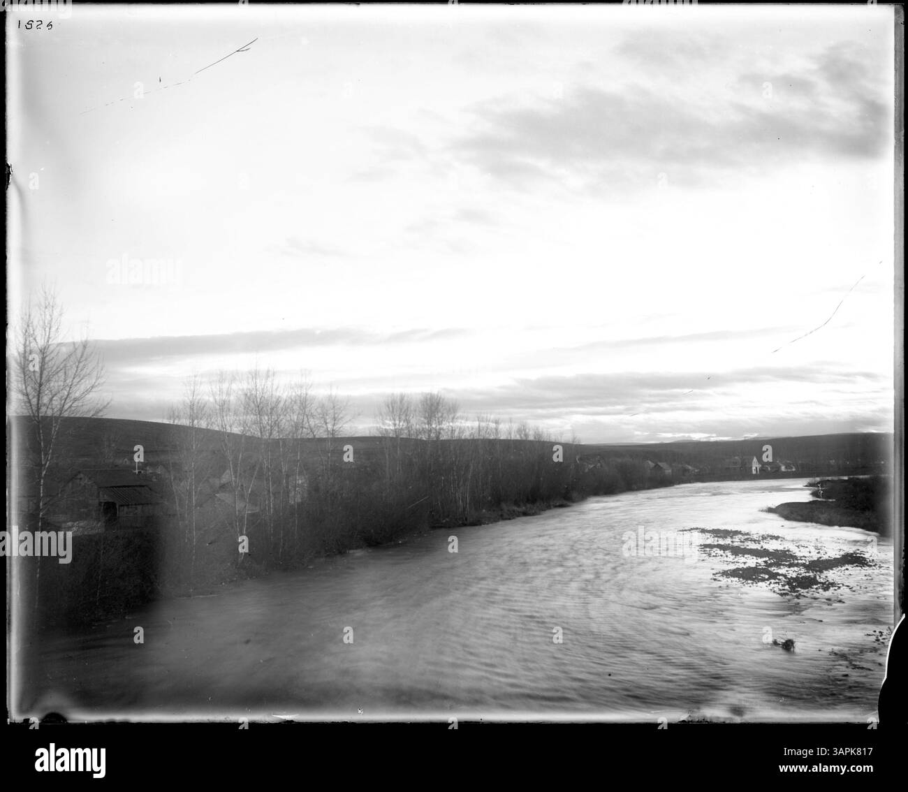 Questa fotografia di Lee Moorhouse cattura scene lungo il basso fiume Umatilla, offrendo uno sguardo al paesaggio e all'ambiente di questa regione all'inizio del XX secolo. Foto Stock