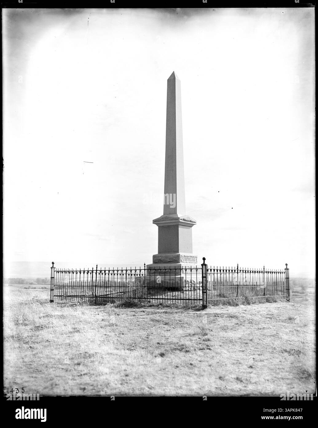 Fotografia di Lee Moorhouse del monumento Marcus Whitman a Waiilatpu, Washington. L'immagine presenta il monumento dedicato a Marcus Whitman, evidenziandone il design e il significato storico. Foto Stock