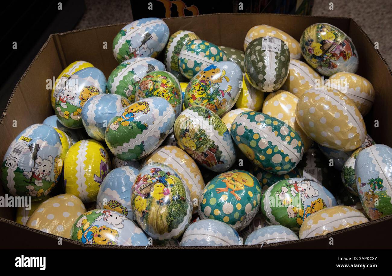 Uova di Pasqua colorate in vendita. Le uova diventano regali pieni di dolci. Foto Stock