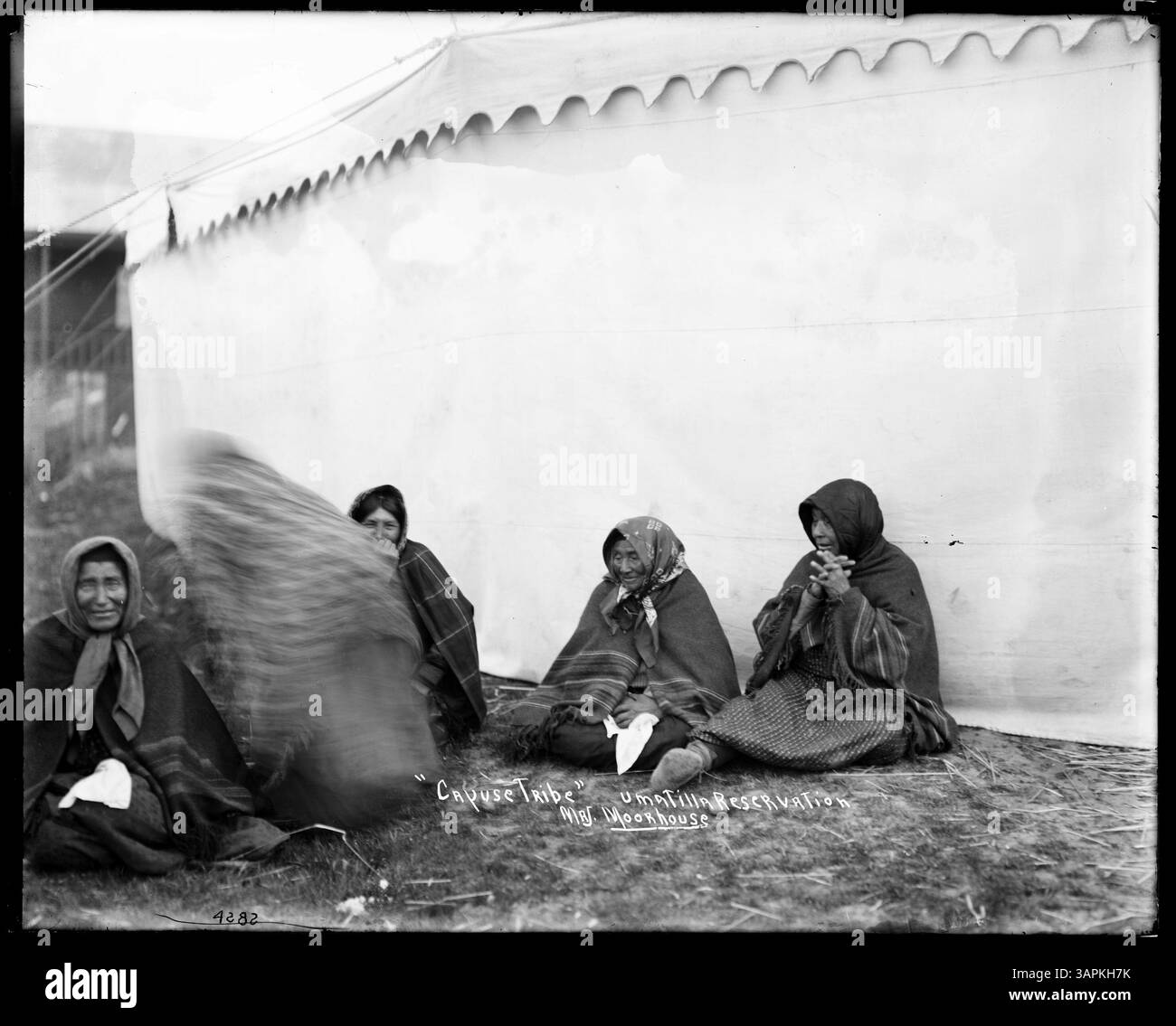 Questa fotografia di Lee Moorhouse mostra un gruppo di donne anziane di Cayuse, convertite del dottor Marcus Whitman, che mette in evidenza un momento della storia dei nativi americani. Foto Stock