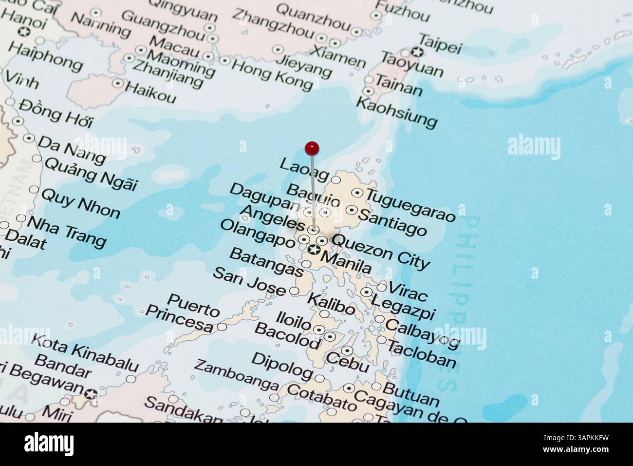 Foto macro di un ago rosso nella mappa politica della città di Angeles delle Filippine Foto Stock