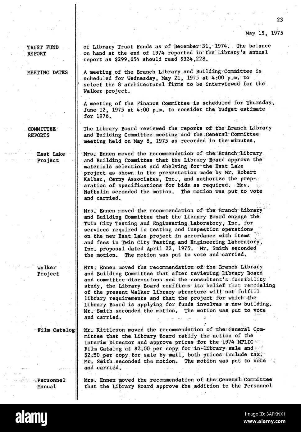 A pochi minuti dal Consiglio di amministrazione della Minneapolis Public Library per il 1975, vengono documentate le decisioni chiave e le discussioni sui servizi e la gestione delle biblioteche durante l'anno. Foto Stock