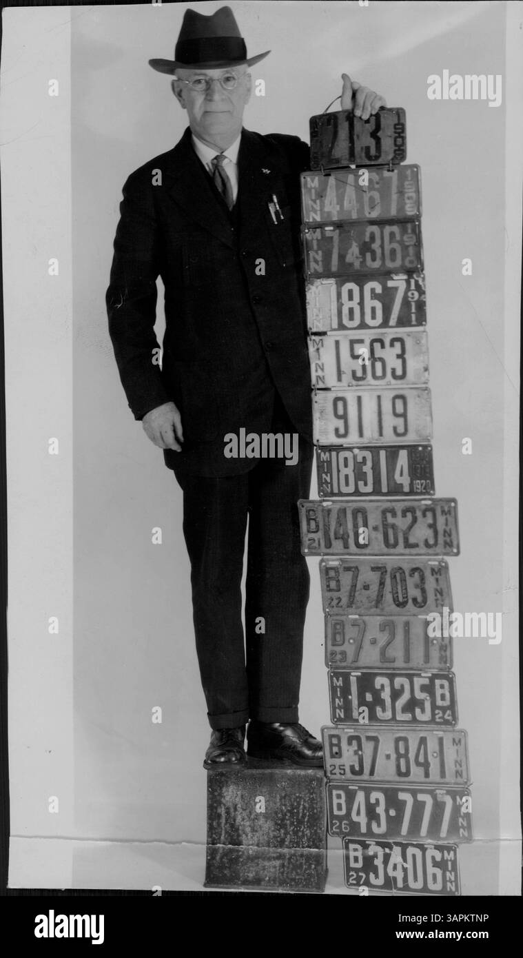 William McMillan possiede una serie completa di targhette di immatricolazione delle automobili dello stato del Minnesota, a partire da una tessera in pelle del 1908. Afferma di avere l'unico set completo, che verrà visualizzato al Twin City Auto Show. Foto Stock