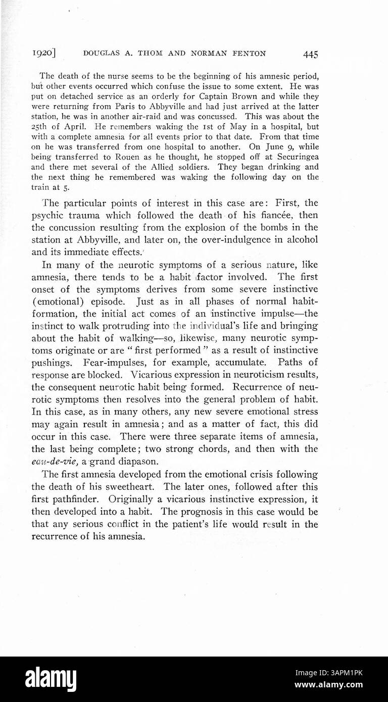 Questo studio, disponibile presso le biblioteche dell'Università dell'Oregon, esplora la dissociazione e l'amnesia psicogena nei soldati. Gli autori definiscono la dissociazione come una difesa adattiva e suggeriscono che la sua assenza durante eventi travolgenti può portare alla psicosi. Il giornale presenta tre casi di soldati senza precedenti problemi mentali che hanno sviluppato amnesia dopo eventi traumatici durante la guerra, tra cui testimoniare morti e dare ordini con conseguenti vittime di massa. Foto Stock