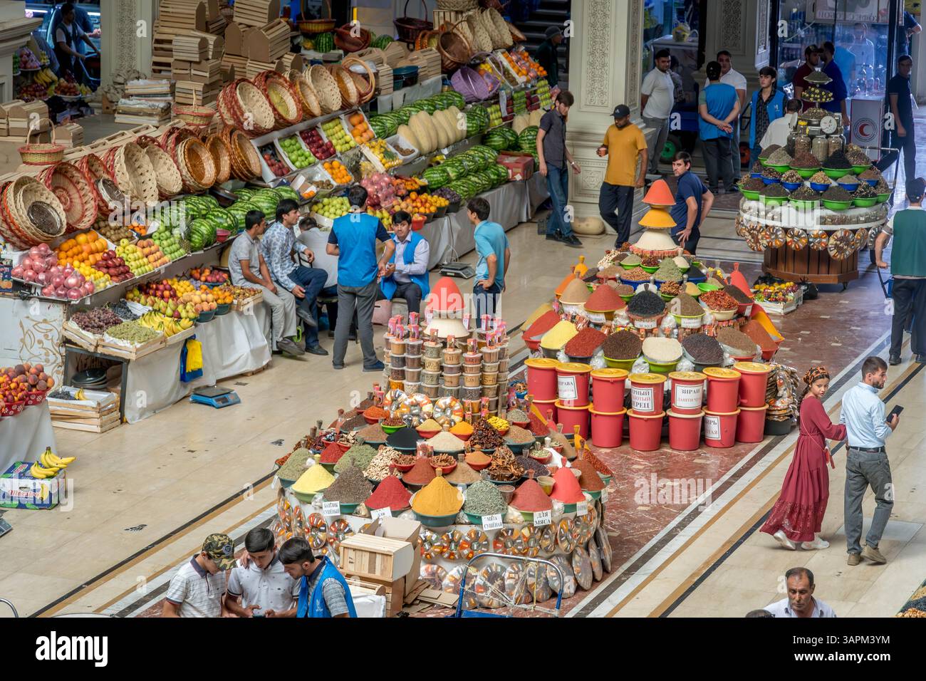Vista del mercato di Dushanbe nella capitale tagika, caratterizzato da bancarelle affollate, spezie aromatiche e vivace commercio locale. Foto Stock