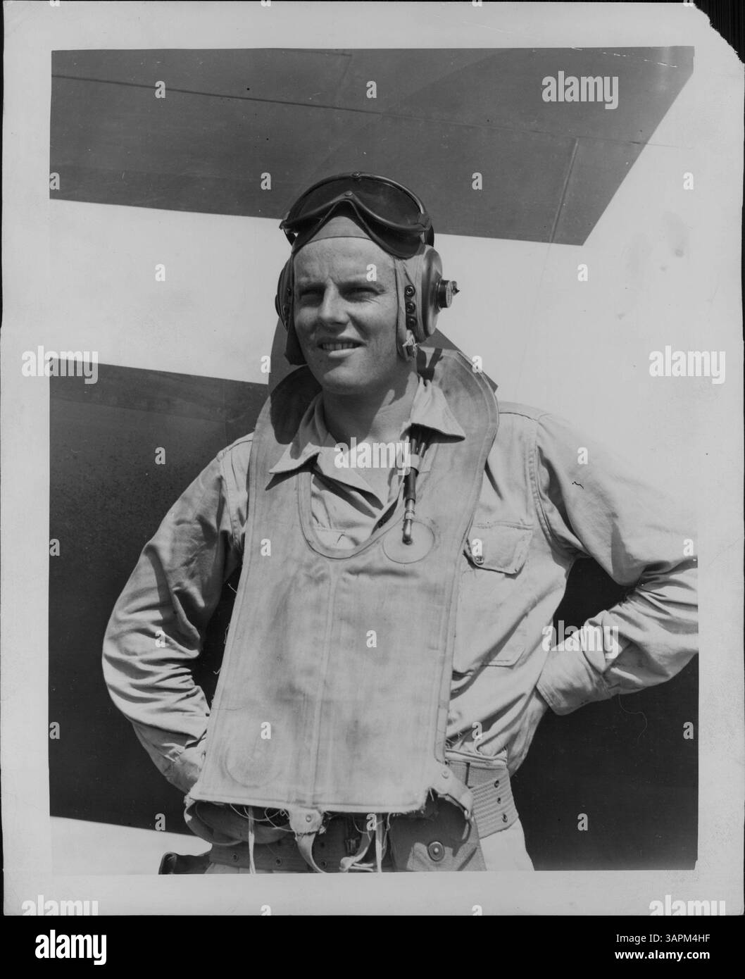 Il sottotenente Roger R. Thompson, in servizio nel Pacifico con lo squadrone "Wake Island Avengers" del First Marine Air Wing, è raffigurato come parte di questo gruppo militare durante la seconda guerra mondiale Foto Stock