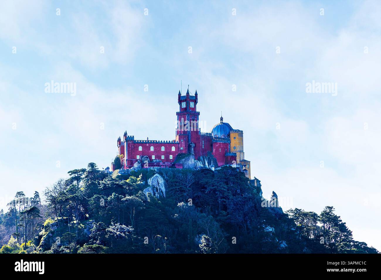 Lato nord dello storico Palácio da pena visto dal Castello moresco nel Parco Nazionale di Sintra, Portogallo. Costruito nel 1854, il castello romanticista è nazionale Foto Stock