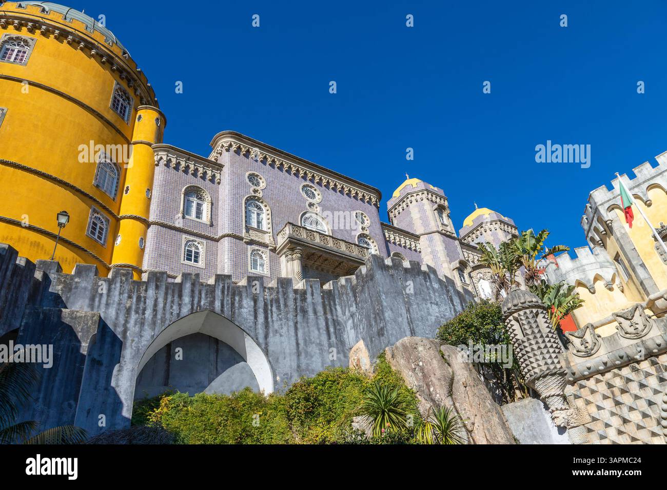 Lo storico Palácio Nacional da pena, o Palácio da pena, un castello romanticista del XIX secolo sulla cima della collina dei Monti Sintra. Patrimonio dell'umanità dell'UNESCO AN Foto Stock