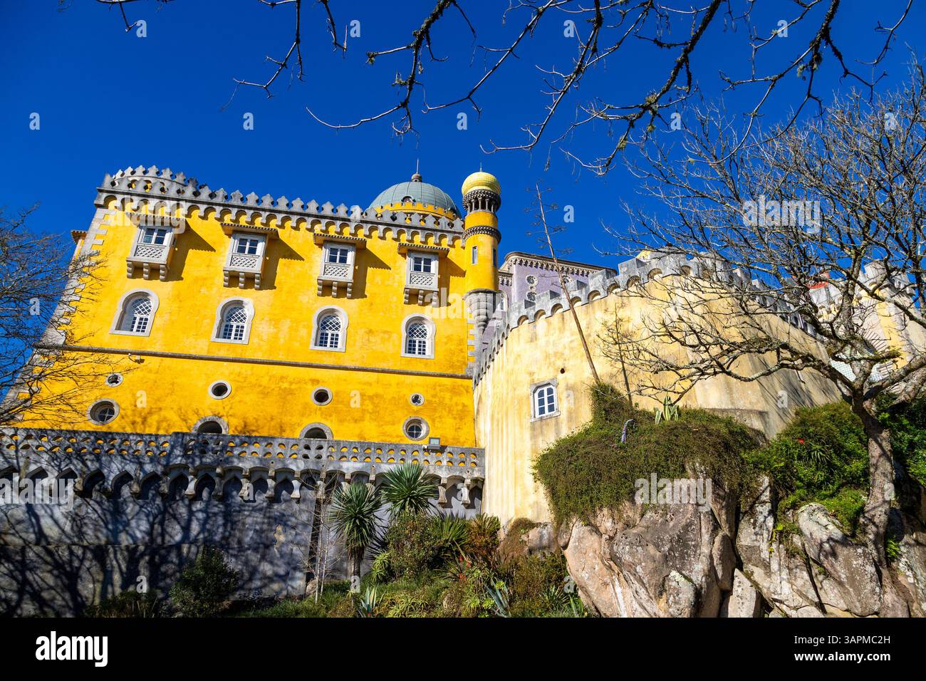 Lo storico Palácio Nacional da pena, o Palácio da pena, un castello romanticista del XIX secolo sulla cima della collina dei Monti Sintra. Patrimonio dell'umanità dell'UNESCO AN Foto Stock