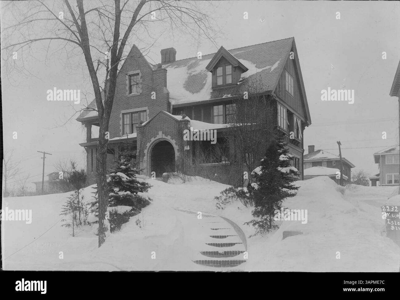 Questo hotel sul West Lake of the Isles Boulevard offre una vista panoramica sul lago, combinando fascino residenziale con accesso alla comunità locale e ai servizi. Foto Stock