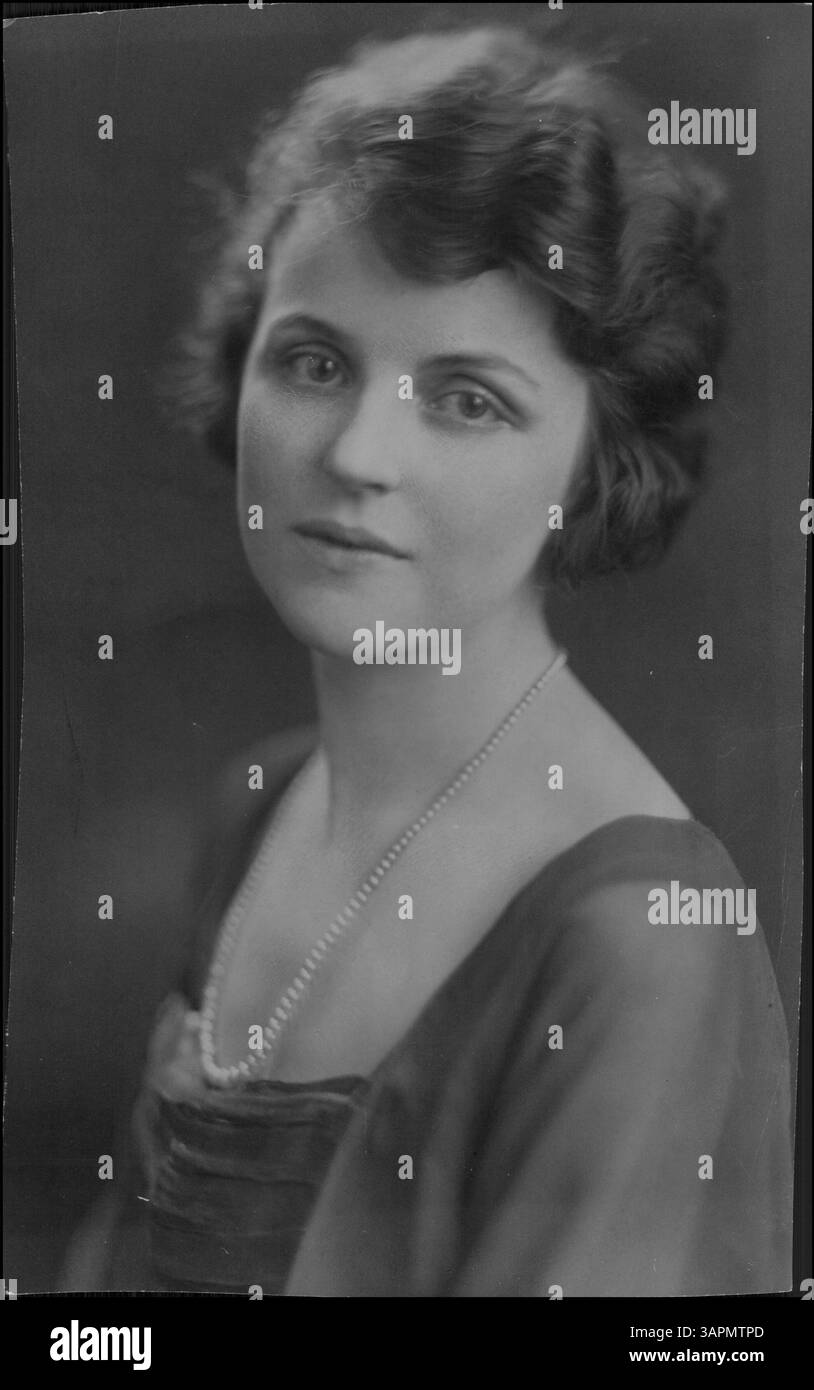 La signorina Margaret Lockhart, originariamente la ragazza della Croce Rossa, è destinata a sposare il signor Frank Paul Conboy il giorno del Ringraziamento. Divenne famosa per la sua associazione con la Croce Rossa durante la prima guerra mondiale Foto Stock