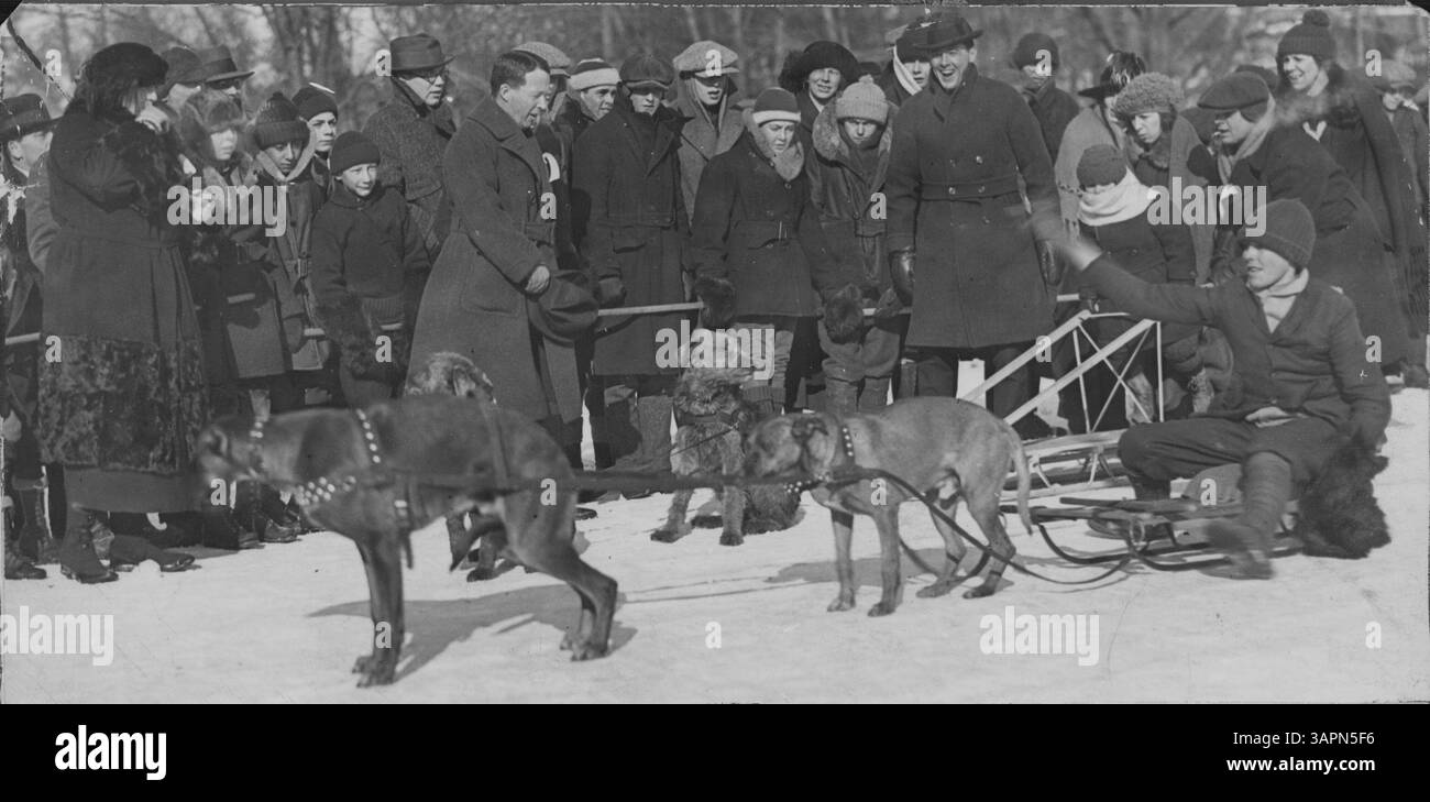 Una foto che mostra il sindaco Leach che segnala l'inizio dell'evento tandem alle corse annuali di slitte trainate da cani sul lago delle isole. Foto Stock