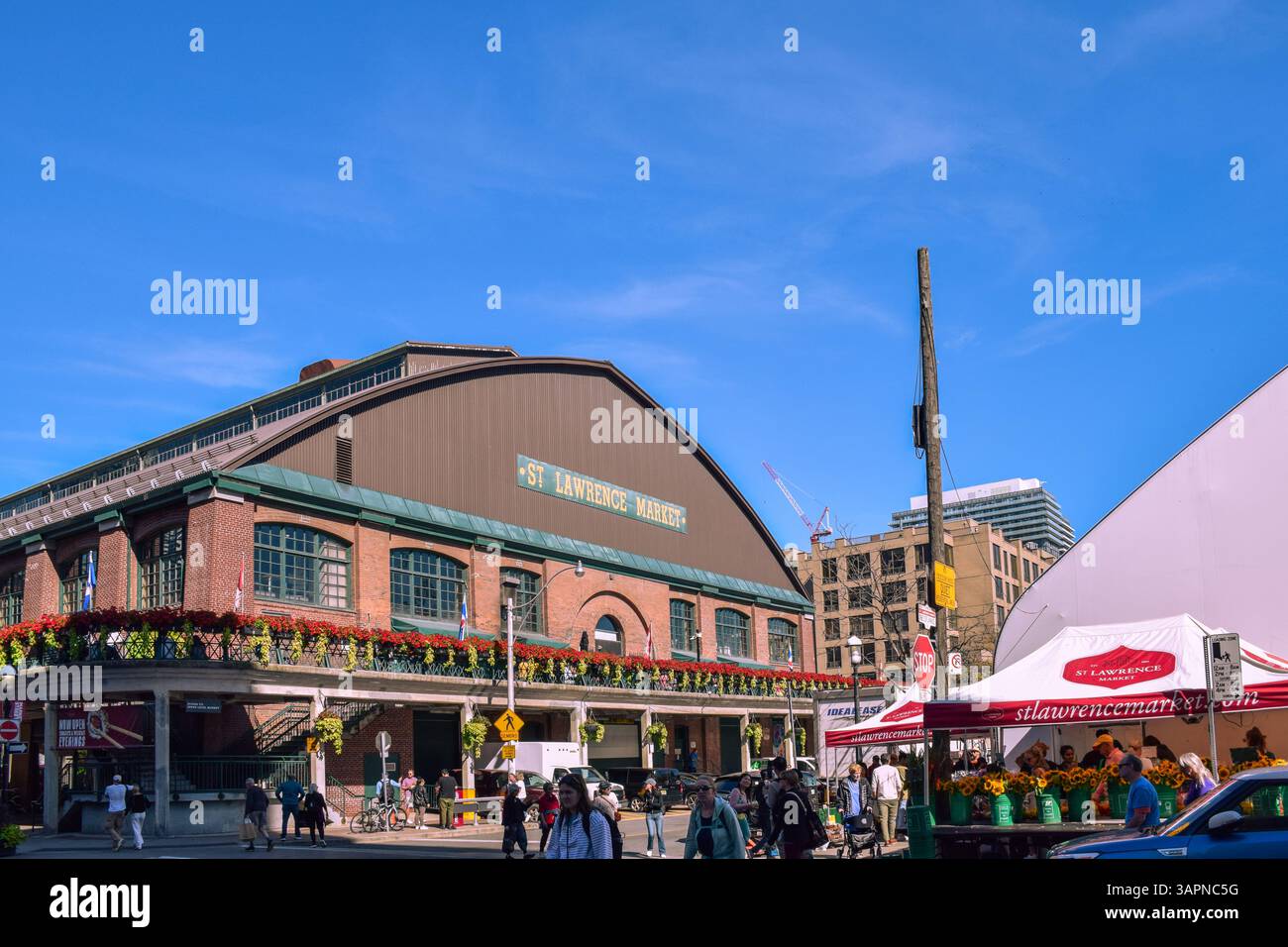 Vista dell'esterno del St Lawrence Market e dei pedoni affollati nel centro estivo di Toronto, Ontario Canada, il 5 ottobre 2024 Foto Stock