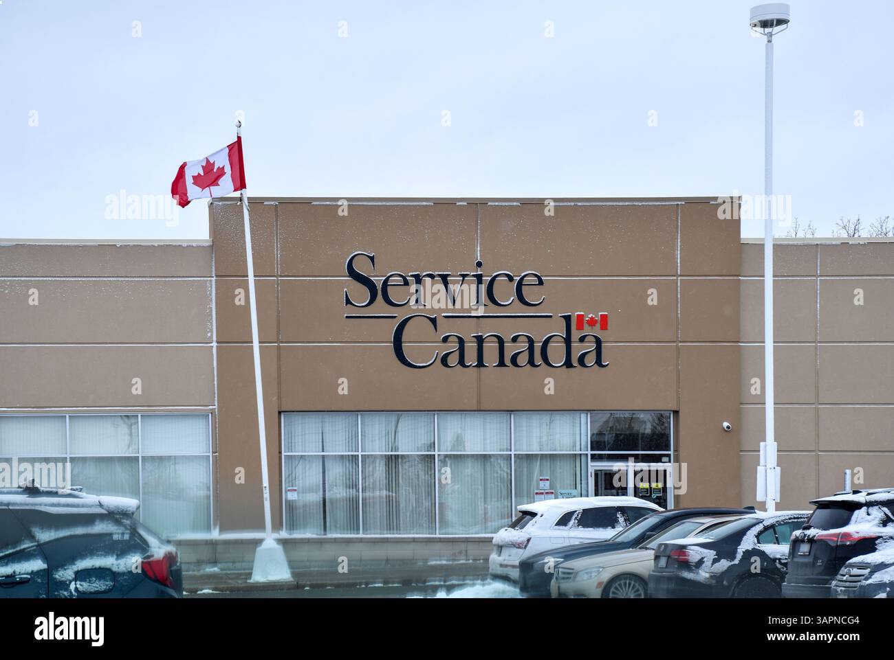 13 gennaio 2023 - Newmarket, Ontario, Canada: Ingresso all'edificio Service Canada, vista dal parcheggio Foto Stock