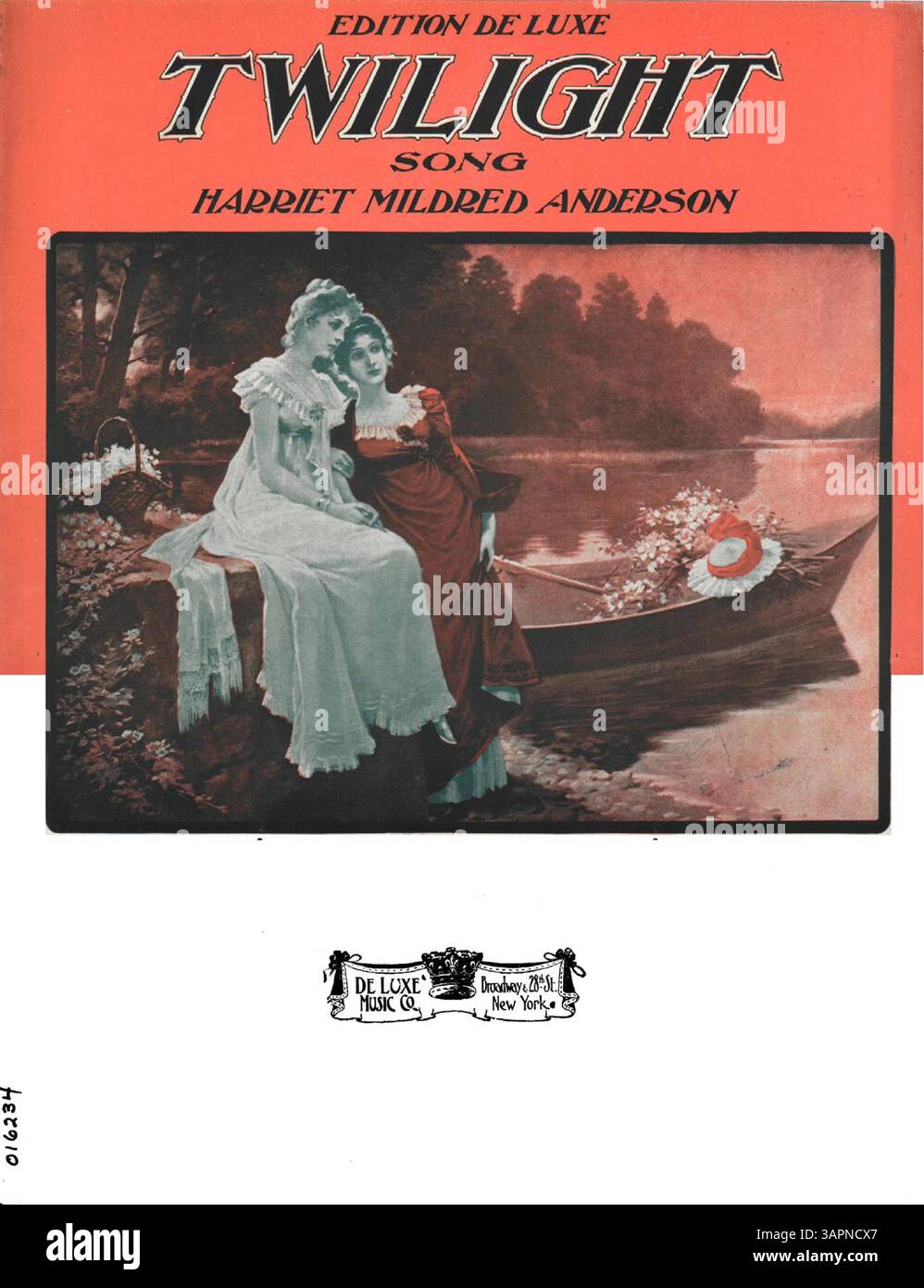 "Twilight Twilight" presenta una copertina "Edition de luxe", con brani musicali da "Twentieth Century Woman" di Alfred W. Norris e "At Sundown" di Geo. D. Wilson. Questi estratti appaiono come note musicali a pagina intera all'interno della copertina anteriore e posteriore. Foto Stock