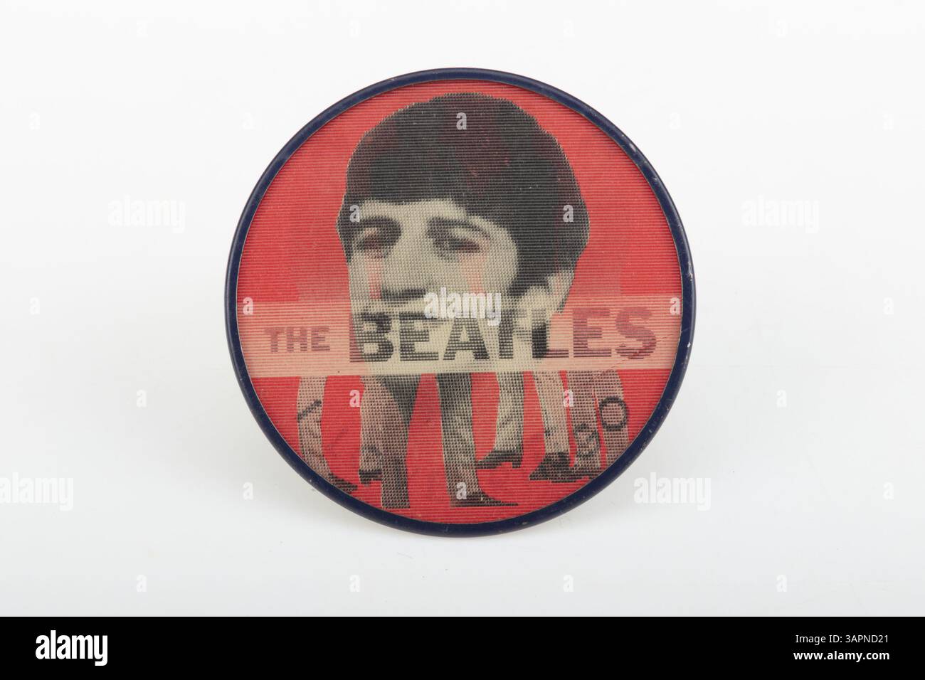 Il Ringo Starr Button è stato indossato dai membri dei Welders, una band punk pionieristica di St. Louis, attiva dal 1975 al 1981. La band era composta da sette membri femminili: Stephanie von Drasek (voce), Jane Fujimoto (batteria), Kelly 'Rusty' Draper (chitarra), Caroline Fujimoto (basso), Colleen Cowan o'Sullivan (voce), Lyla Turner (batteria) e Julie Benz (chitarra). Foto Stock