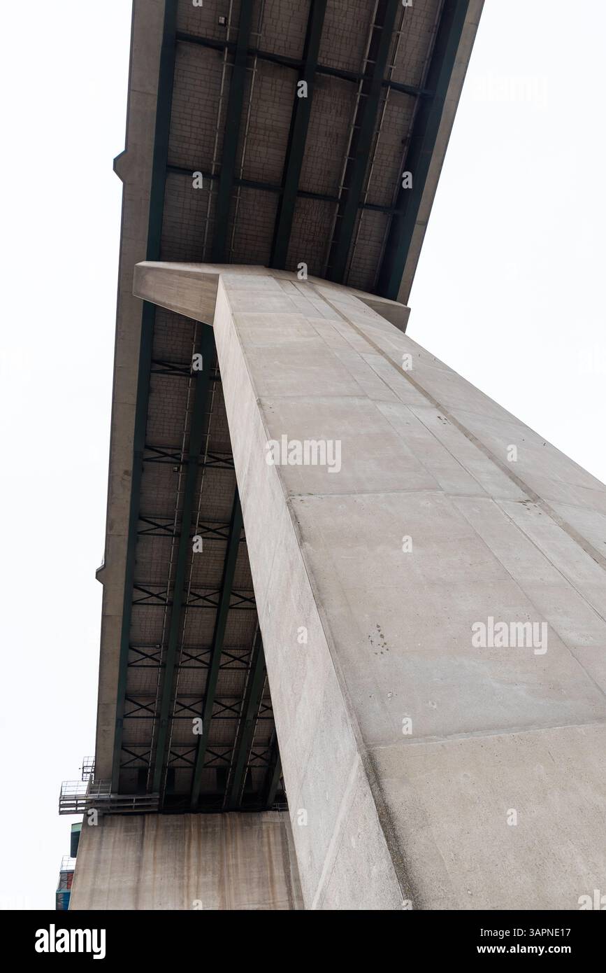 Supporto per la gamba e ponte inferiore del ponte della Queen Elizabeth II Dartford Crossing che viaggia da Essex a Kent, in un giorno coperto. Foto Stock