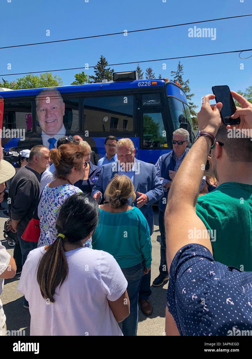 Il Premier dell'Ontario Doug Ford si trova in una folla che parla con la gente durante la sua campagna elettorale il 21 maggio 2018 a Nobleton, Ontario, Canada Foto Stock