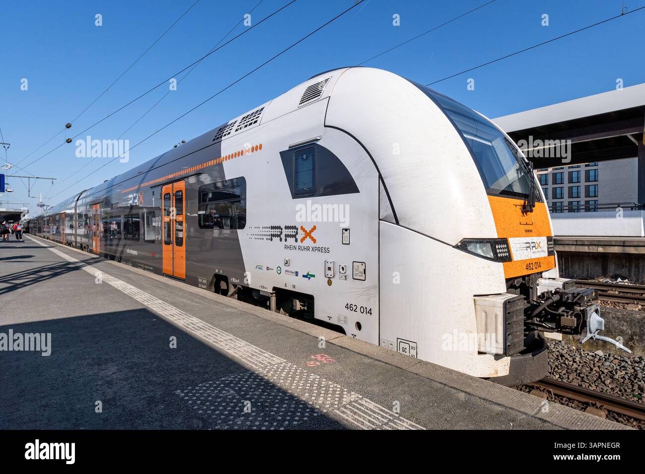 Treno regionale RRX Rhein-Ruhr-Express Siemens Desiro HC alla stazione di Colonia Messe/Deutz Foto Stock