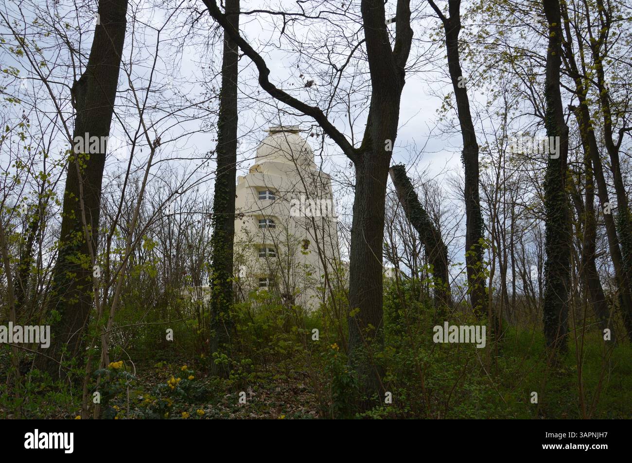 Berlino, Germania - 13 aprile 2025 - la Torre di Einstein (Einstein) a Potsdam. La torre fu costruita dall'architetto Erich Mendelsohn nel 1924. (Foto di Markku Rainer Peltonen) Foto Stock
