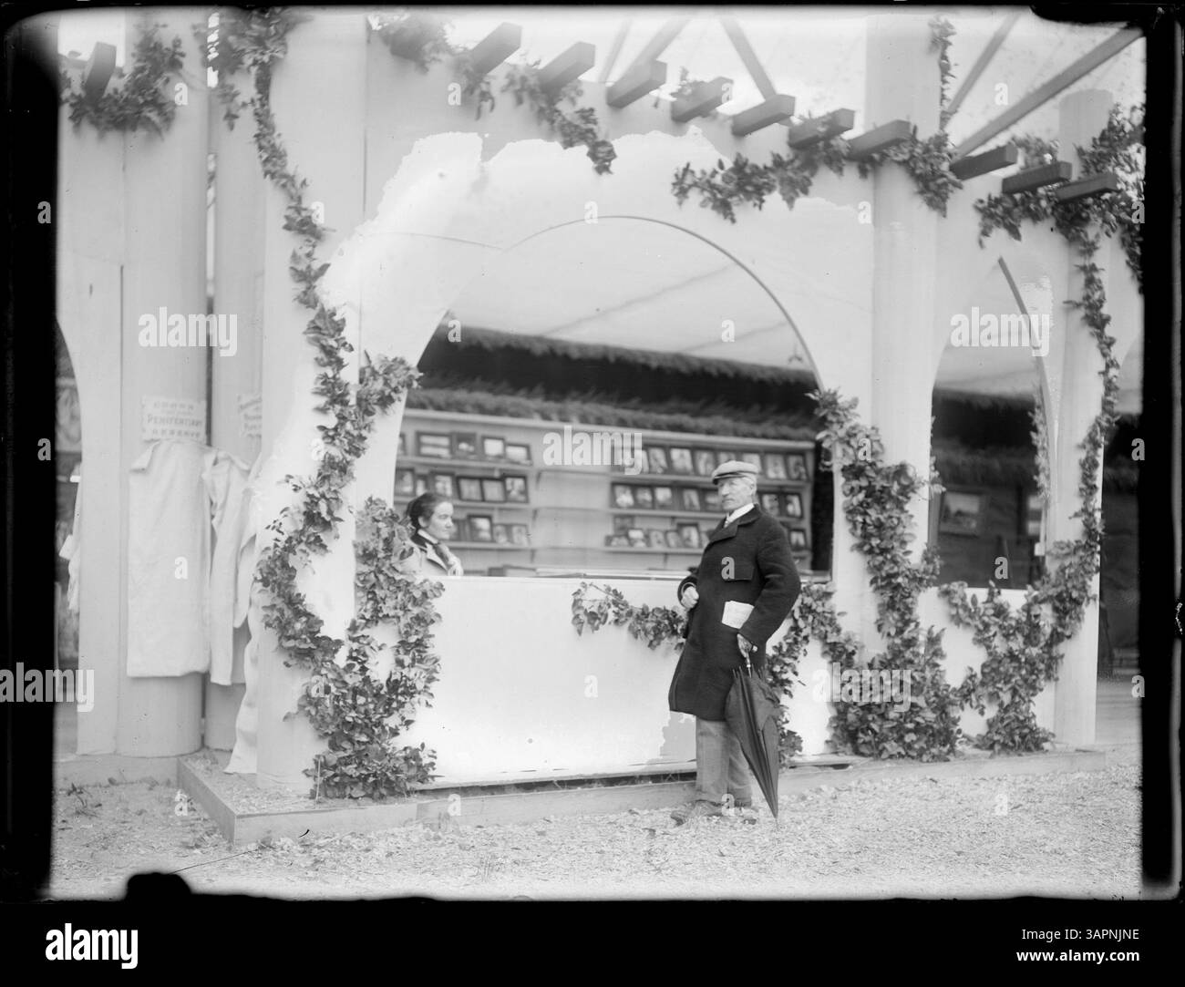 Questa fotografia raffigura lo stand di un fotografo non identificato alla fiera del distretto di Pendleton in Oregon. L'attenzione è scarsa, ma riflette il significato storico della fiera e la tecnologia fotografica dell'epoca. Foto Stock