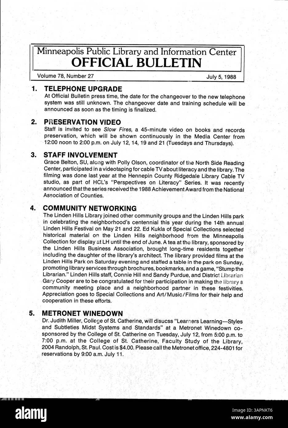 Il Minneapolis Public Library Official Bulletin of 1988 offre aggiornamenti per il personale della biblioteca, fornendo notizie su questioni interne, questioni operative e servizi di supporto del personale. Foto Stock