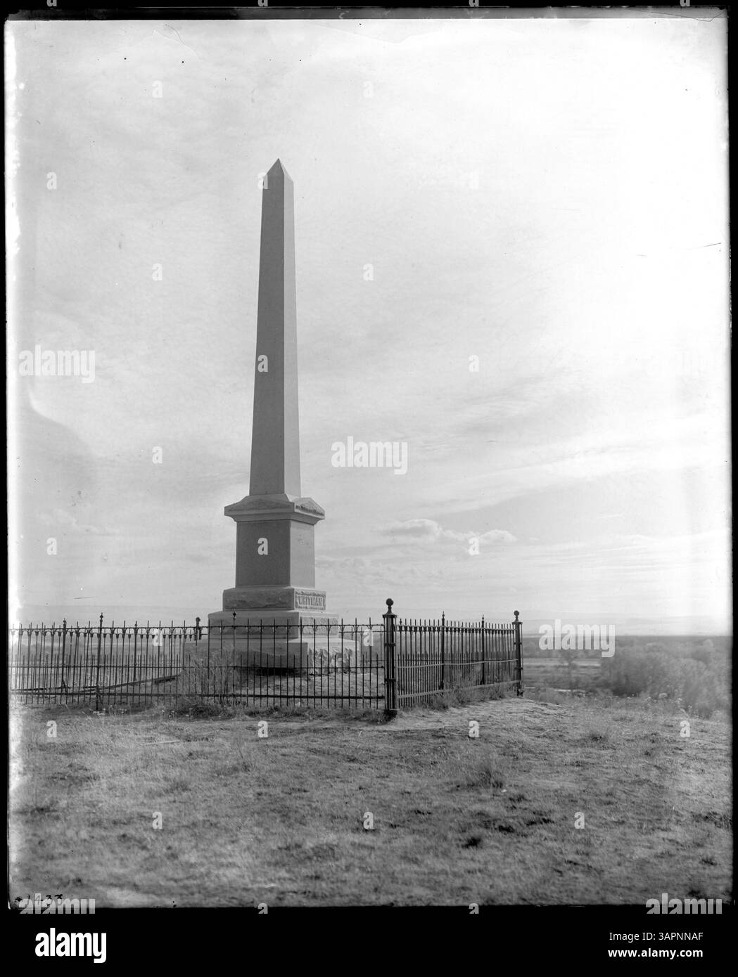 Questa fotografia, parte della collezione Lee Moorhouse, raffigura il monumento Marcus Whitman a Waiilatpu, Washington. L'immagine proviene dalle biblioteche dell'Università dell'Oregon. Foto Stock