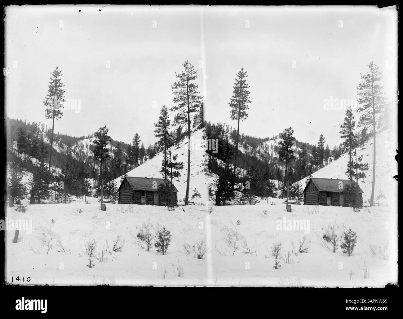 PH036 1410 di Lee Moorhouse mostra una capanna in legno, una famiglia e i suoi dintorni a Huron, Oregon. Questa fotografia stereo fa parte della collezione University of Oregon Libraries e offre uno sguardo sulla vita familiare rurale nell'Oregon del XX secolo. Foto Stock
