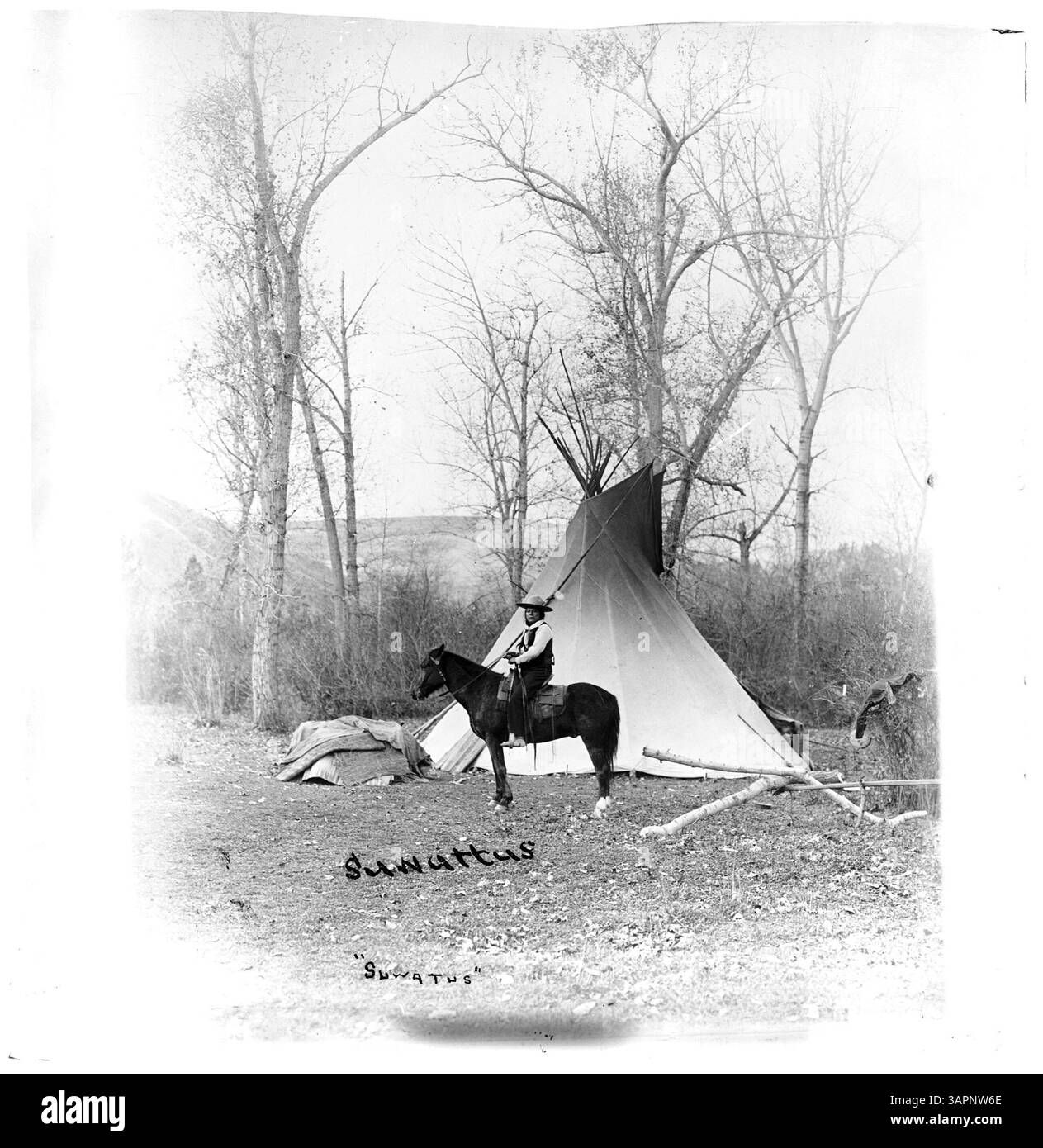 Suwattus, un indiano, viene fotografato a cavallo, mostrando la tradizione dei nativi americani e le abilità equestri. Foto Stock