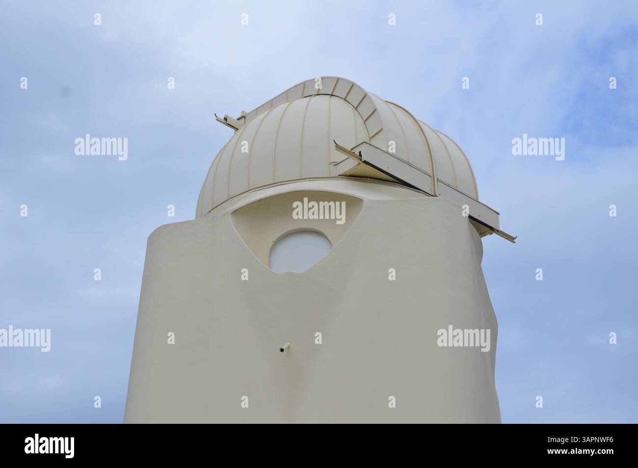 Berlino, Germania - 13 aprile 2025 - la Torre di Einstein (Einstein) a Potsdam. La torre fu costruita dall'architetto Erich Mendelsohn nel 1924. (Foto di Markku Rainer Peltonen) Foto Stock