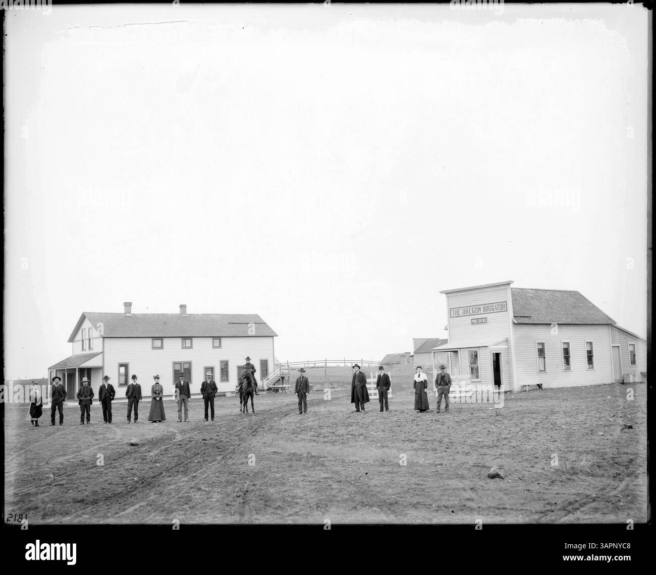 Questa fotografia di Lee Moorhouse raffigura l'ufficio postale e l'ufficio dell'Oregon Irrigator a Irrigon, Oregon, che mostra una visione storica delle infrastrutture della città. Foto Stock