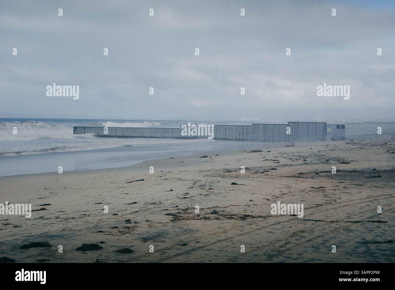 Il muro di confine tra Messico e Stati Uniti si estende sulla spiaggia dell'Oceano Pacifico a Tijuana, una famosa barriera per l'immigrazione. Foto Stock