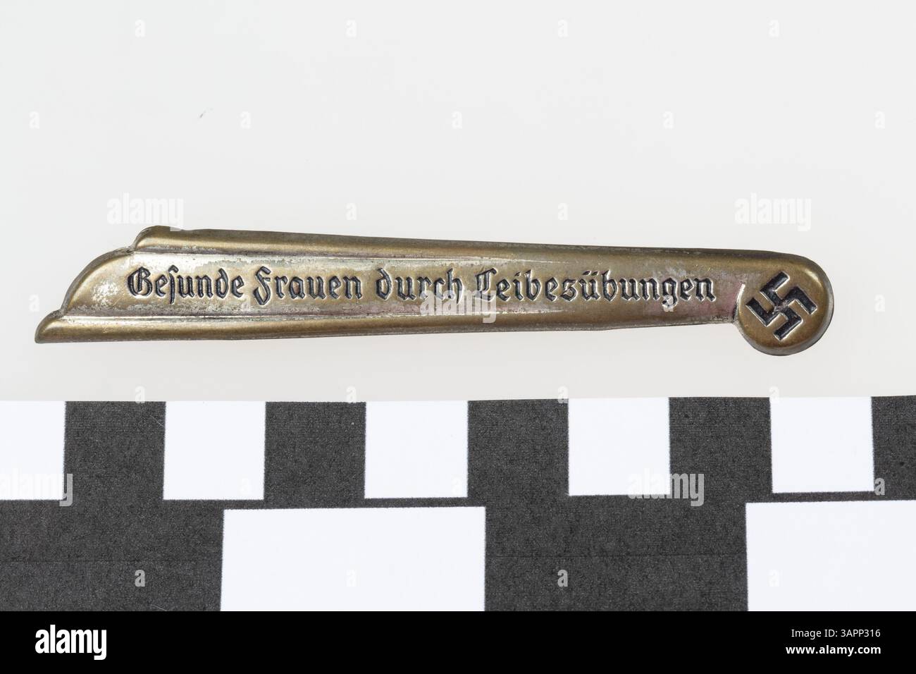 Questo distintivo della Germania nazista è stato raccolto da Winfred 'Wimpy' Kenner durante la seconda guerra mondiale, promuovendo l'esercizio fisico delle donne, contrassegnato come 'Gesunde Frauen durch Leibesübungen' (donne sane attraverso l'esercizio fisico). Foto Stock