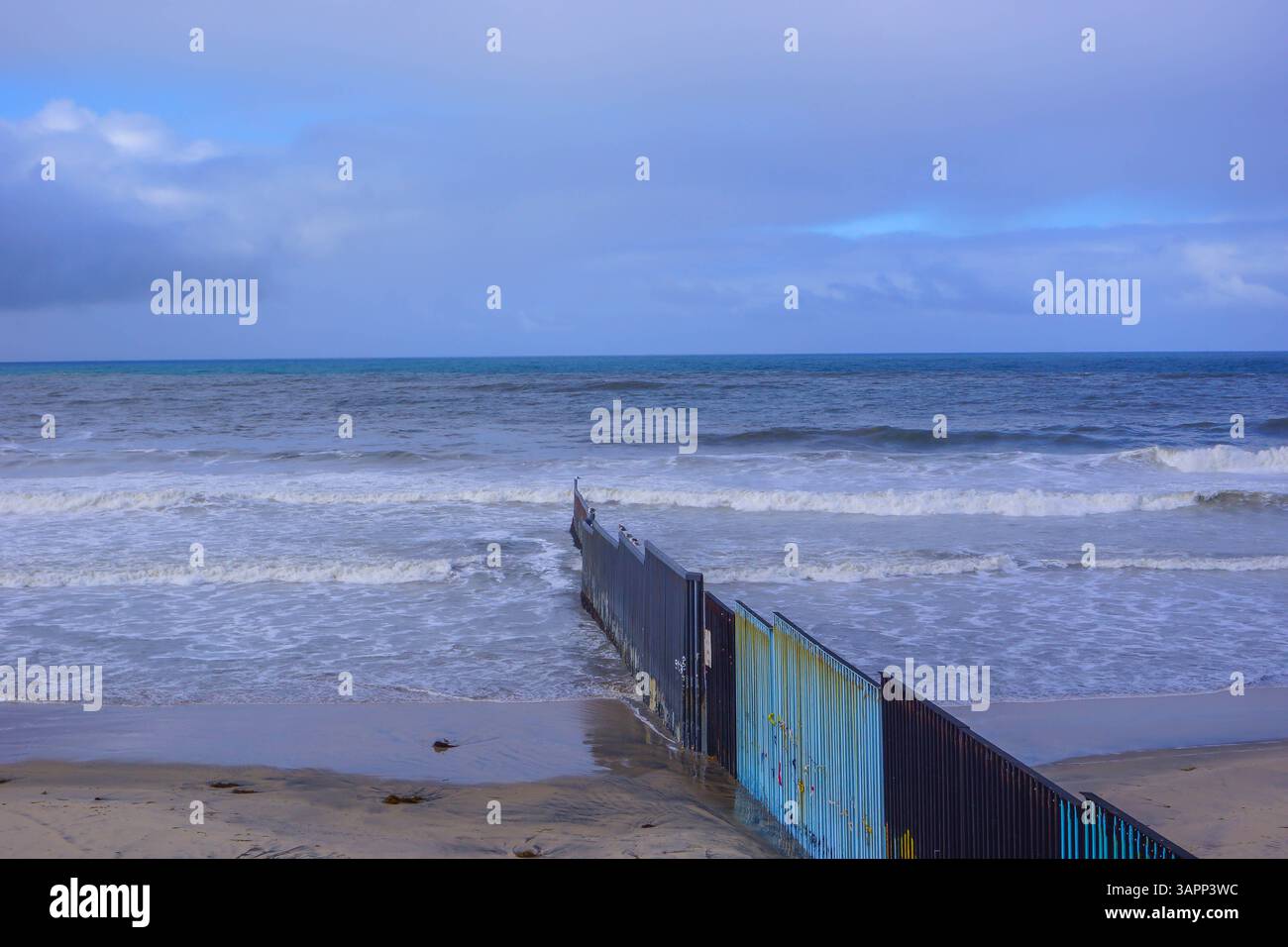 Il muro di confine tra Stati Uniti e Messico, spesso chiamato "muro di Trump", si estende lungo la spiaggia del Pacifico di Tijuana, rappresentando problemi complessi di immigrazione. Foto Stock